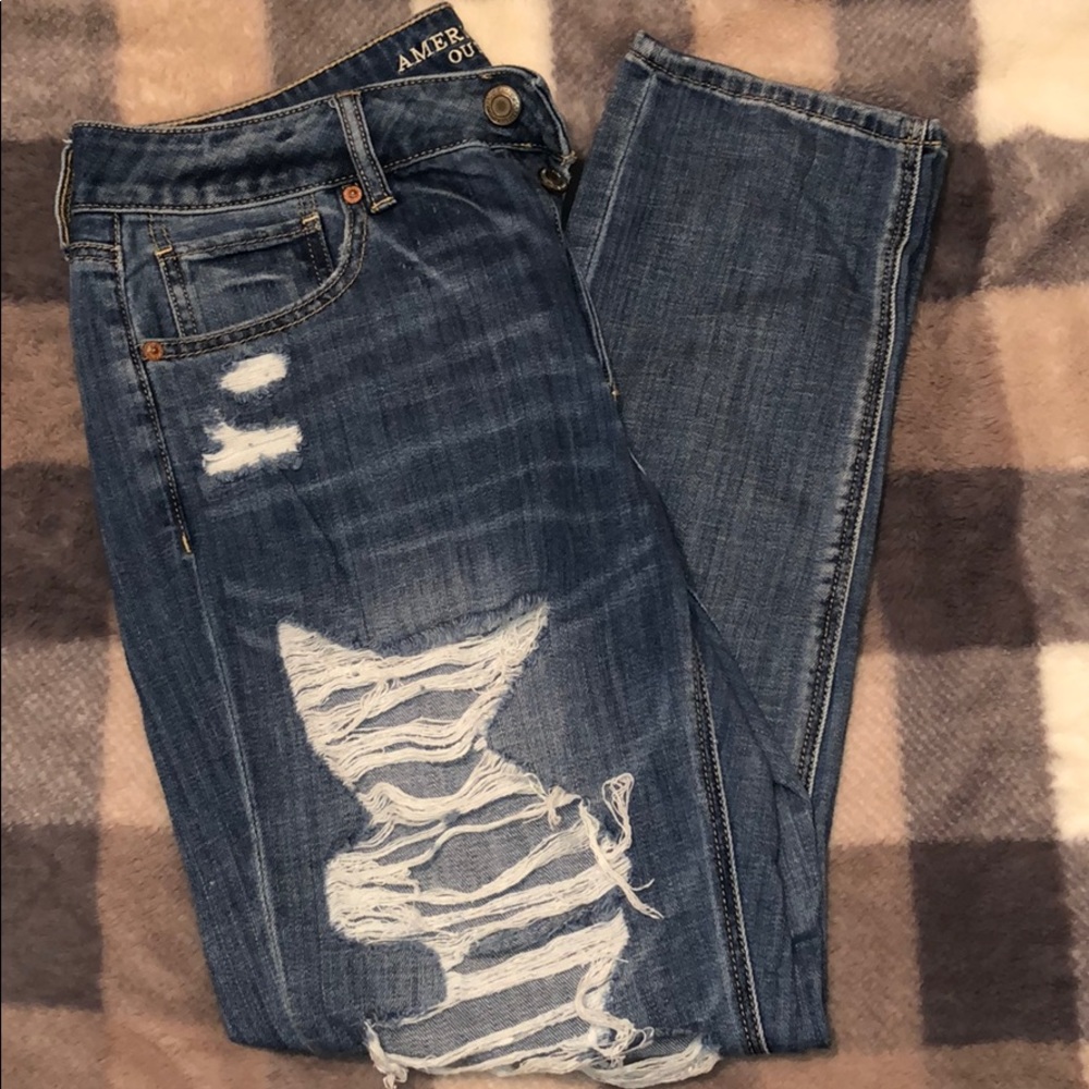 • AE Tomgirl Distressed Jeans •